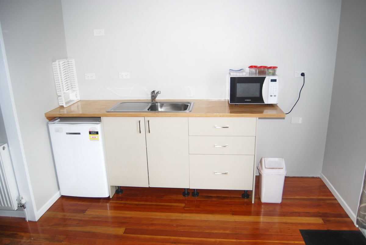 Ohakine-Backpackers-family-room-kitchen-dining